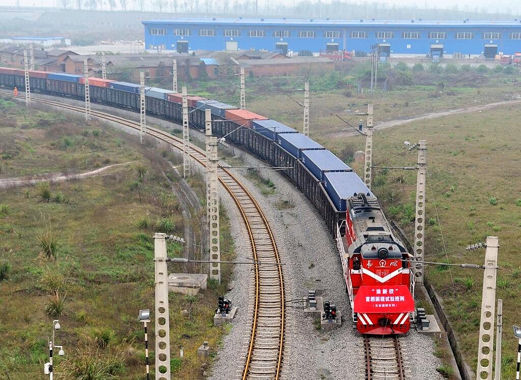 Почему нет прямого поезда. Железнодорожные перевозки из Китая. Контейнерный поезд. Поезда в Китае. Товарные поезда России.